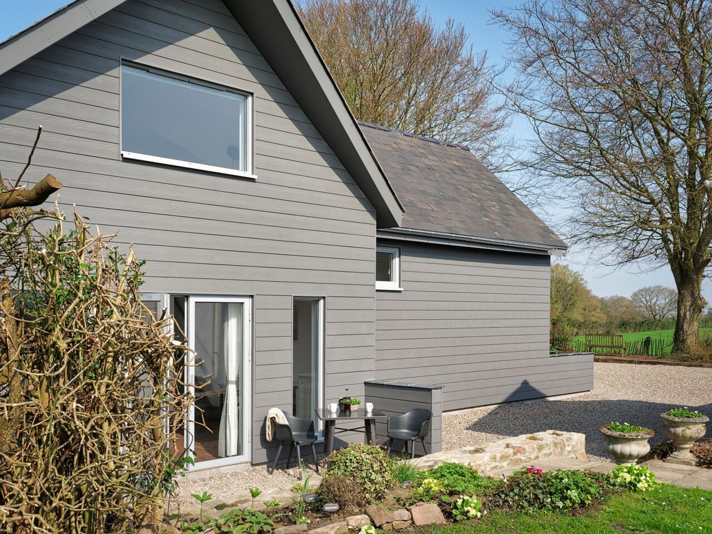 Symonds Yat Rock Lodge - self-catering holiday apartment. Modern and open-plan with garden and views.