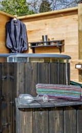 Daisy - Private wood fired Hot tub