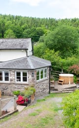 Woodpecker Cottage - Holiday Cottage & Hot tub