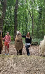 Group photo llama trekking